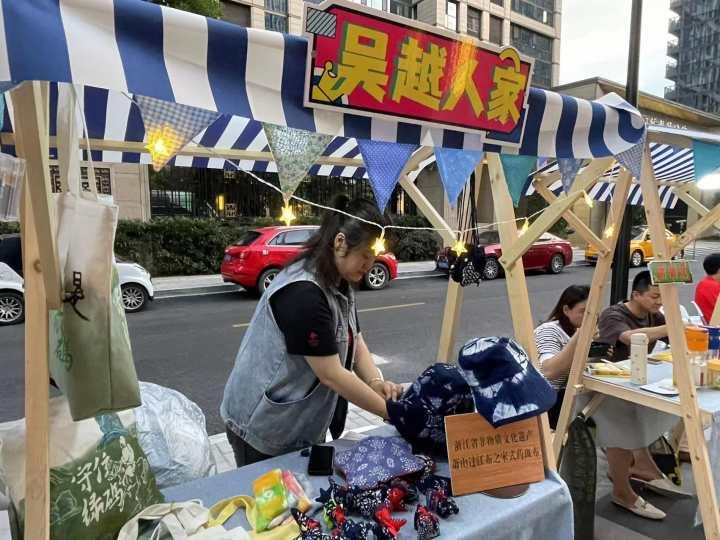 杭州这里的居民下楼惊呆了，集市真热闹，灯火中的“嗨购节”很有夏天的感觉休闲区蓝鸢梦想 - Www.slyday.coM