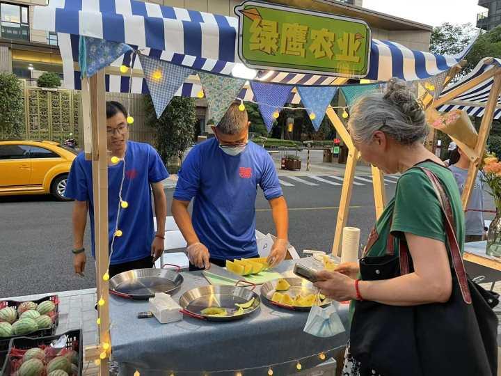 杭州这里的居民下楼惊呆了，集市真热闹，灯火中的“嗨购节”很有夏天的感觉休闲区蓝鸢梦想 - Www.slyday.coM