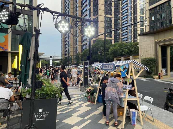 杭州这里的居民下楼惊呆了，集市真热闹，灯火中的“嗨购节”很有夏天的感觉休闲区蓝鸢梦想 - Www.slyday.coM