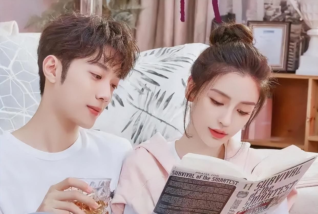 baby晒新疆美照，梳双马尾戴流苏耳饰，蹲地与小朋友合照亲和力十足休闲区蓝鸢梦想 - Www.slyday.coM