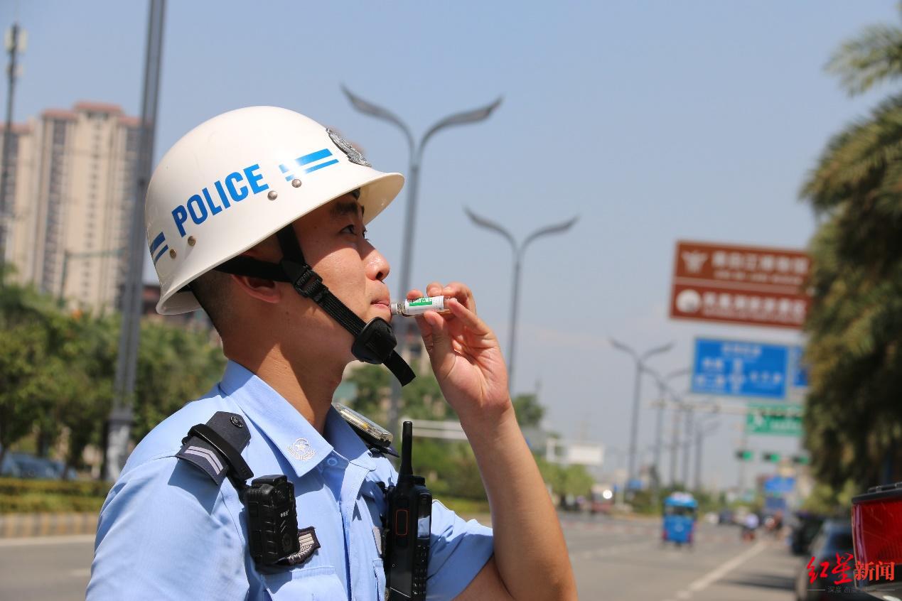 烈日高温下，钻进刚熄火的发动机舱是什么滋味？成都这群人无惧“烤”验休闲区蓝鸢梦想 - Www.slyday.coM