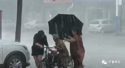 暴雨突降，老人三轮车被冲走...俩女子的举动暖哭众人休闲区蓝鸢梦想 - Www.slyday.coM