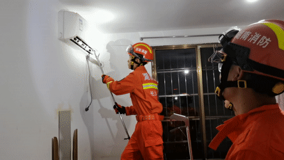 吓人！长沙县一女住户惊慌报警，蛇从空调里钻了出来休闲区蓝鸢梦想 - Www.slyday.coM