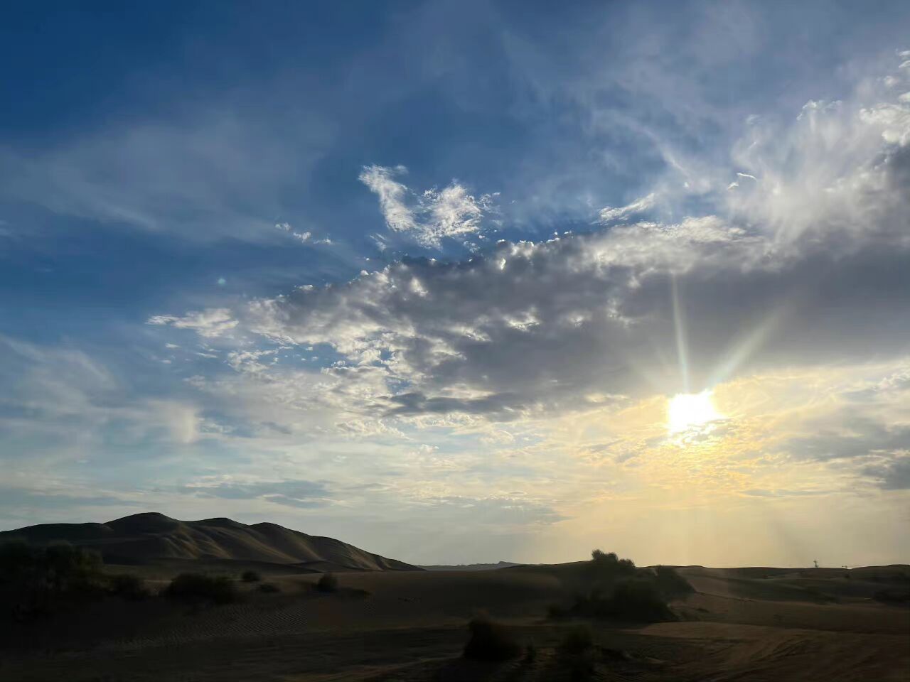 baby晒新疆美照，梳双马尾戴流苏耳饰，蹲地与小朋友合照亲和力十足休闲区蓝鸢梦想 - Www.slyday.coM