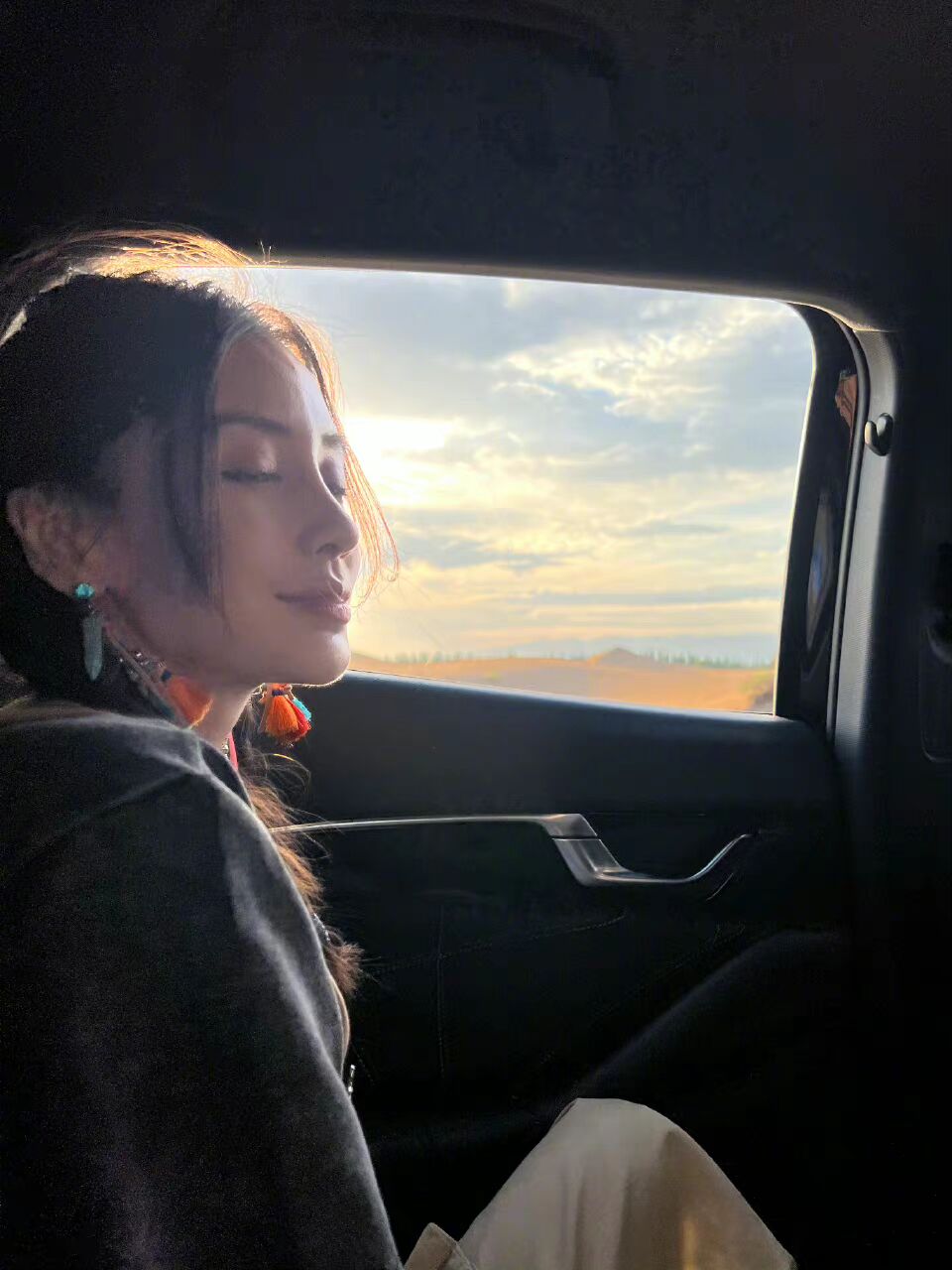 baby晒新疆美照，梳双马尾戴流苏耳饰，蹲地与小朋友合照亲和力十足休闲区蓝鸢梦想 - Www.slyday.coM