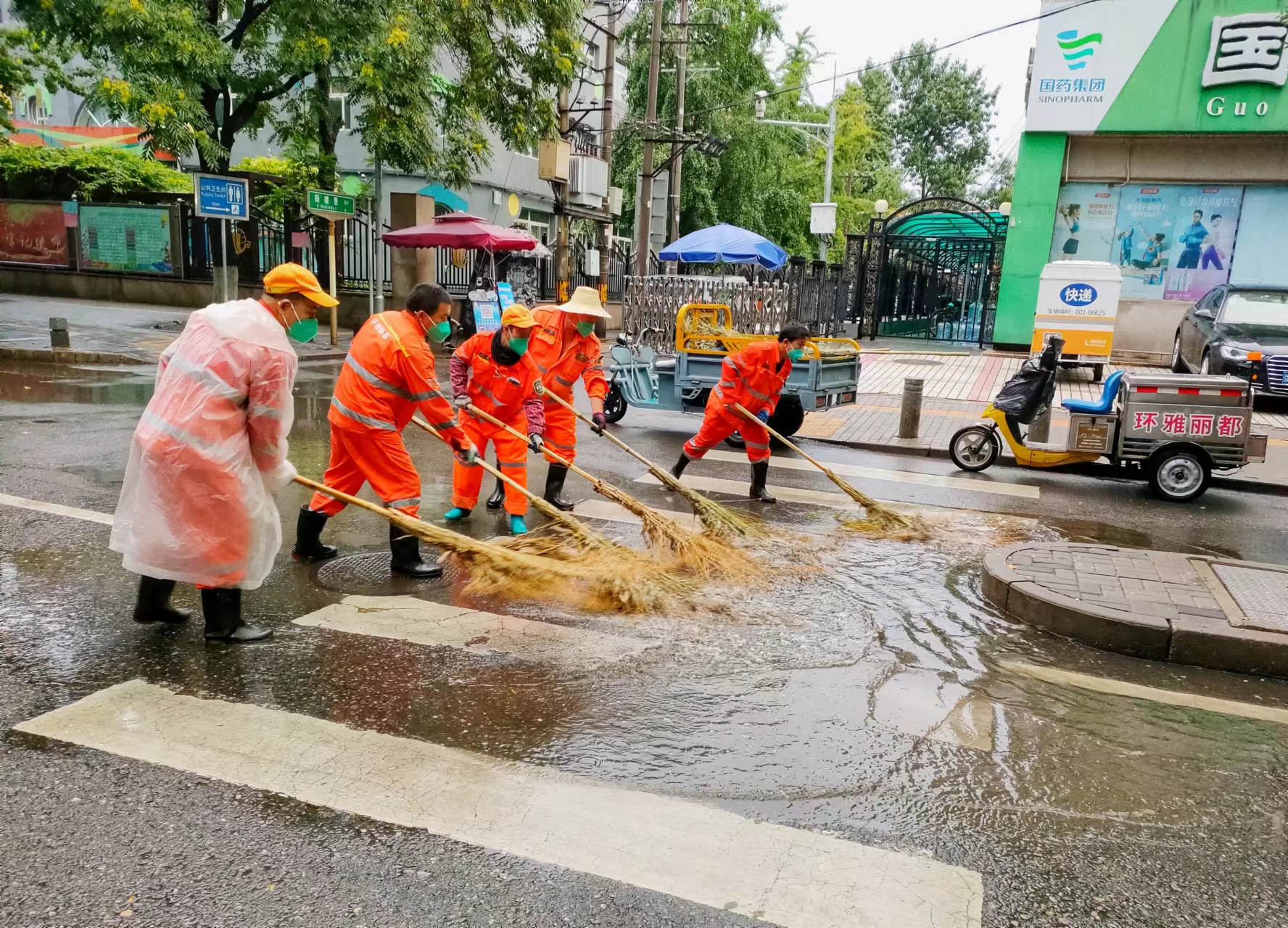 应对今晨雨情北京环卫工人推水作业进行中