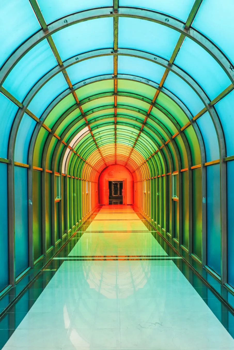 参观者透过长约400余米的空中玻璃廊道,可将啤酒的生产——从投料到