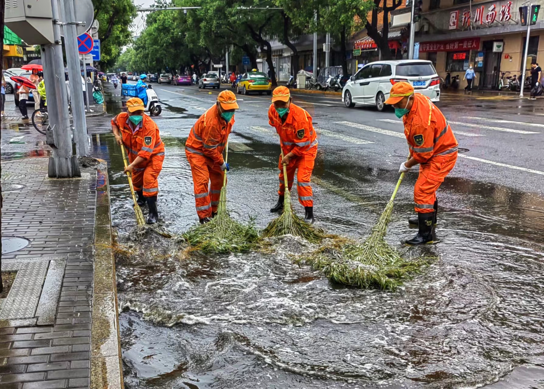应对今晨雨情北京环卫工人推水作业进行中