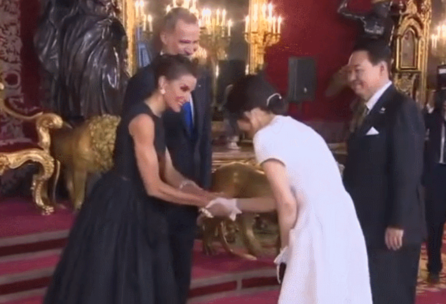 韩国总统尹锡悦被美国总统拜登“无对视”握手，韩网民：感到屈辱休闲区蓝鸢梦想 - Www.slyday.coM