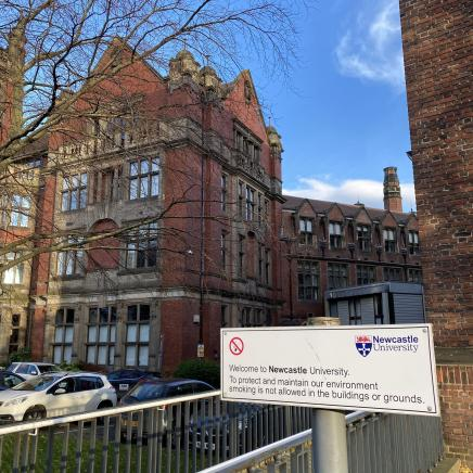 一部英国毁三观爽剧，竟让我做出一生最重要的决定休闲区蓝鸢梦想 - Www.slyday.coM