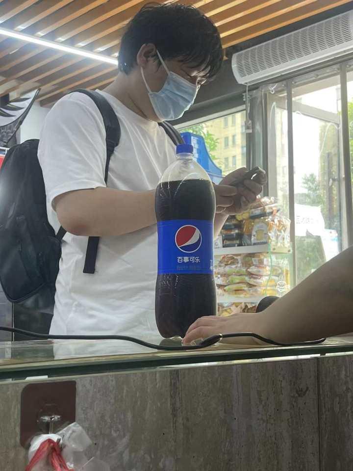 守到凌晨3点的杭州小便利店：和气温一起上涨的是营业额，网红小姐姐最爱这时来下单休闲区蓝鸢梦想 - Www.slyday.coM