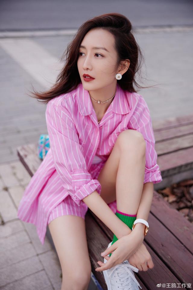 没晚礼服的华丽,也没小西装的干练,王鸥这款粉色套装有恋爱味道休闲区蓝鸢梦想 - Www.slyday.coM 没晚礼服的华丽,也没小西装的干练,王鸥这款粉色套装有恋爱味道休闲区蓝鸢梦想 - Www.slyday.coM