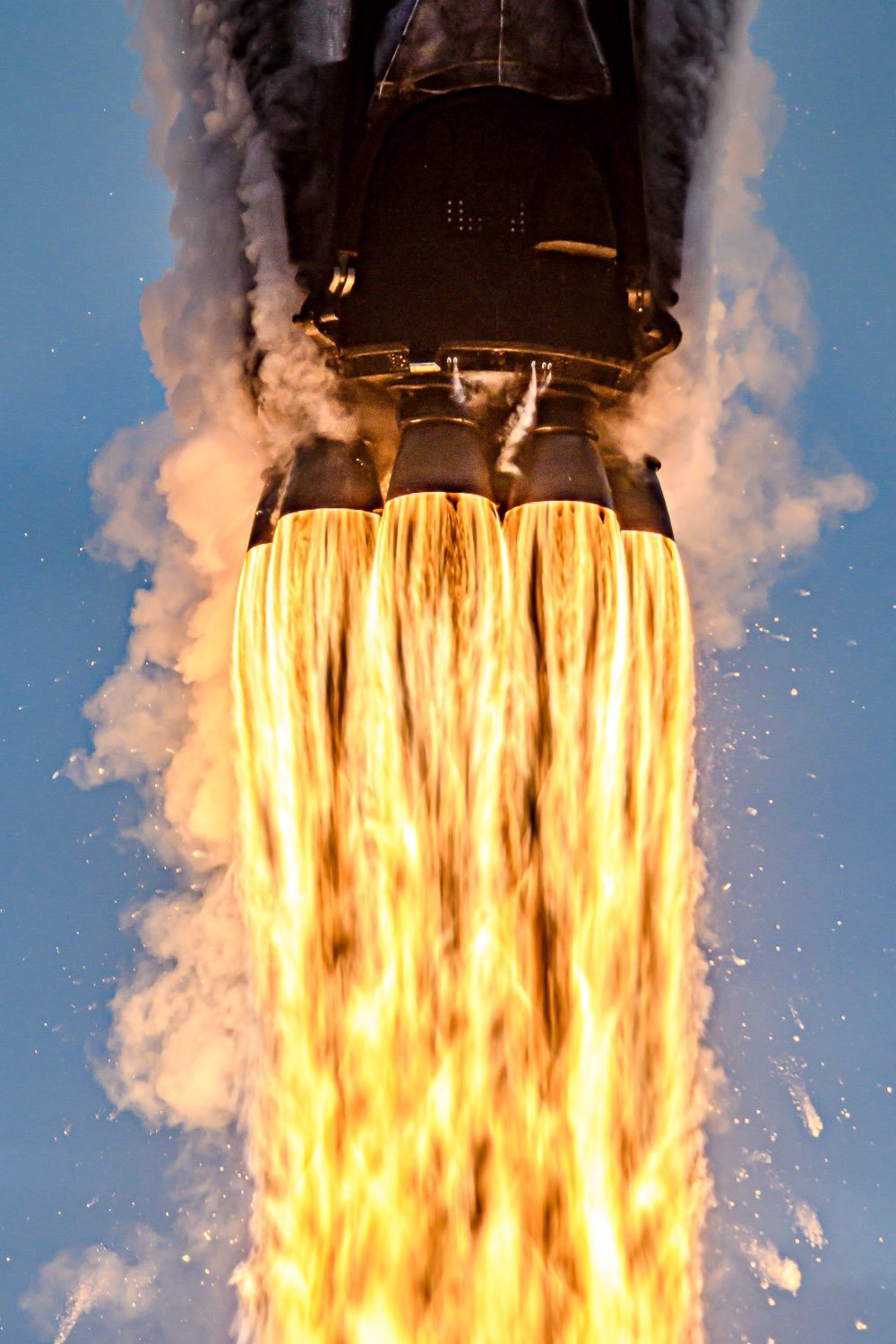 猎鹰9号运载火箭(b1073.2)9台梅林1d发动机尾焰近距离美照