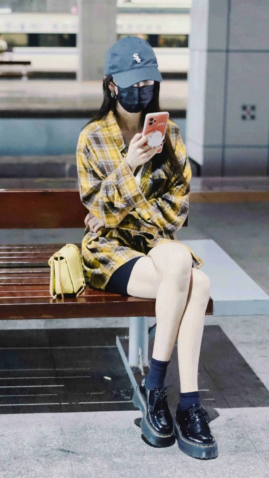 杨幂私服穿搭有多甜酷?白色背心搭配黑色短裤,给人心动的感觉休闲区蓝鸢梦想 - Www.slyday.coM 杨幂私服穿搭有多甜酷?白色背心搭配黑色短裤,给人心动的感觉休闲区蓝鸢梦想 - Www.slyday.coM