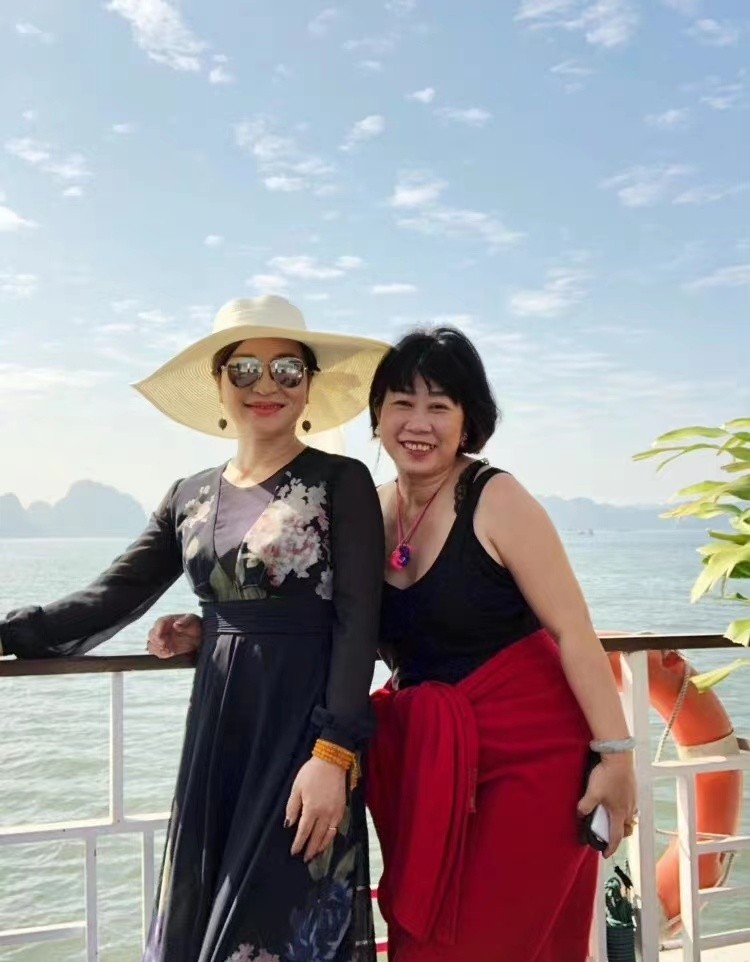 毛戈平和妻子长成一张脸了老婆穿长裙好富态欧式双眼皮太突兀