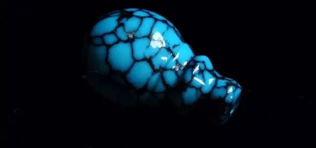 绿松石上的铁线，到底是什么物质？休闲区蓝鸢梦想 - Www.slyday.coM