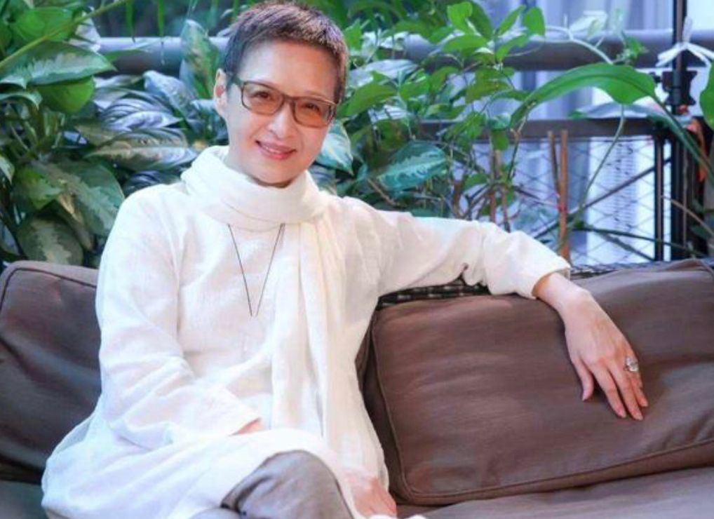 看到69岁胡因梦才明白:真正优雅老去的女人,不用扮嫩更有气质休闲区蓝鸢梦想 - Www.slyday.coM 看到69岁胡因梦才明白:真正优雅老去的女人,不用扮嫩更有气质休闲区蓝鸢梦想 - Www.slyday.coM