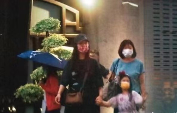 林心如骑车带女儿出门,安装了宝宝座椅太宠娃,小海豚是长腿少女休闲区蓝鸢梦想 - Www.slyday.coM 林心如骑车带女儿出门,安装了宝宝座椅太宠娃,小海豚是长腿少女休闲区蓝鸢梦想 - Www.slyday.coM