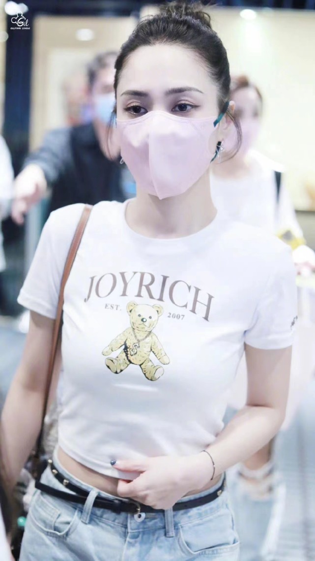 阿娇瘦了后连穿搭都更自信！直接换露脐装走机场，小蛮腰秀个不停休闲区蓝鸢梦想 - Www.slyday.coM