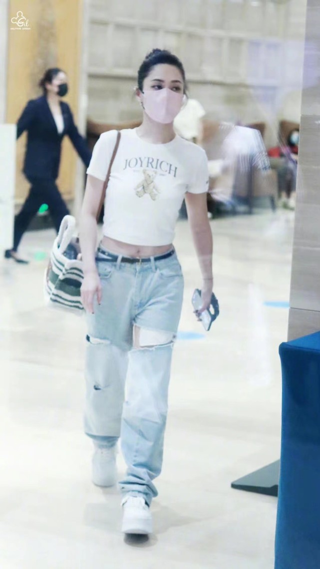 阿娇瘦了后连穿搭都更自信！直接换露脐装走机场，小蛮腰秀个不停休闲区蓝鸢梦想 - Www.slyday.coM