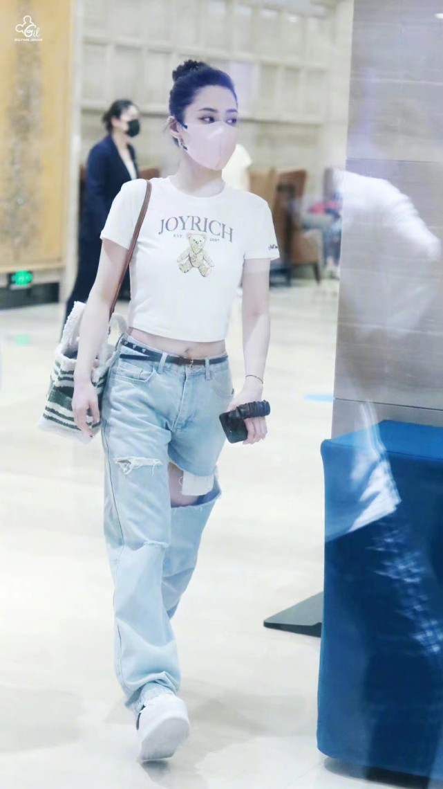 阿娇瘦了后连穿搭都更自信！直接换露脐装走机场，小蛮腰秀个不停休闲区蓝鸢梦想 - Www.slyday.coM