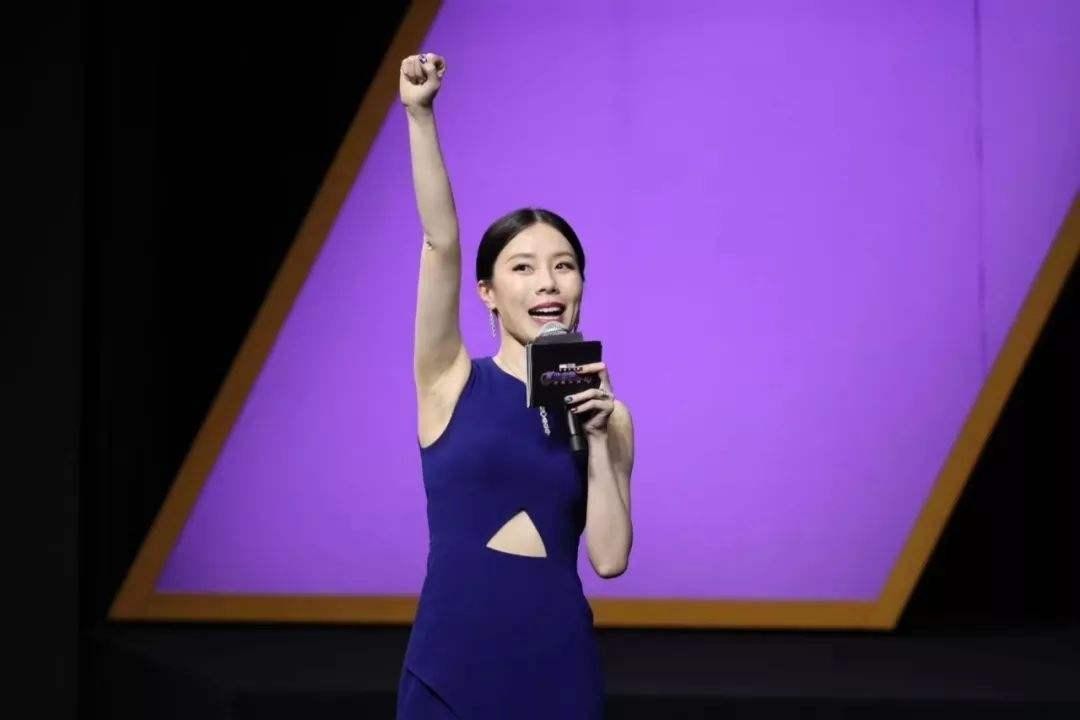 王屹芝不愧是百亿贵妇，就算穿着低调的服装，也掩盖不住气场休闲区蓝鸢梦想 - Www.slyday.coM