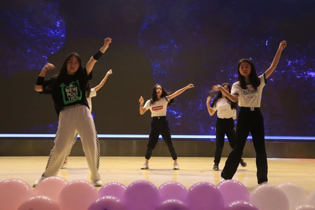 精彩纷呈,有舞蹈,吉他弹唱,乐器弹奏,班级集体演出等等;台上演员造型
