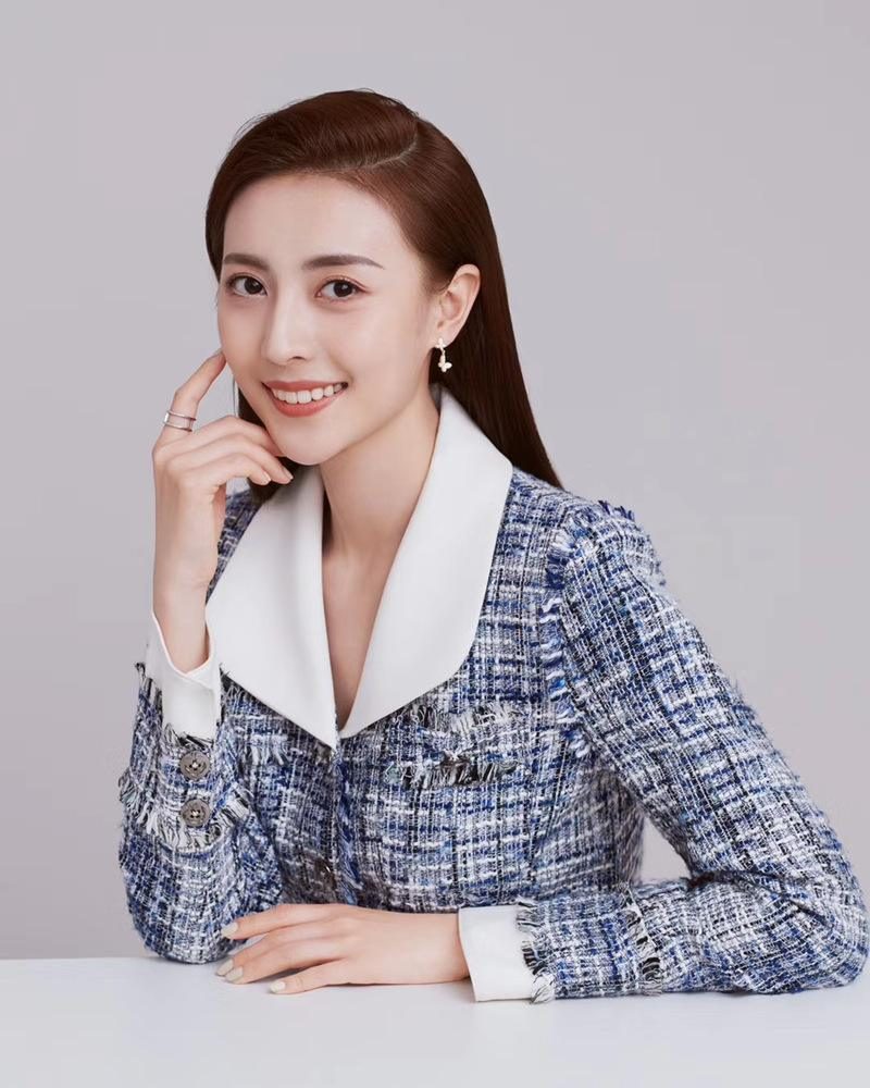 25岁央视女主持张舒越又开挂成为北大研究生颜值不输高圆圆