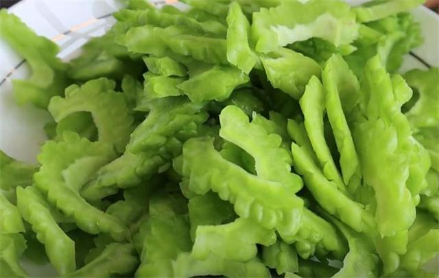 这才是凉拌苦瓜的正确做法,翠绿好吃不苦有诀窍,看一遍就学会休闲区蓝鸢梦想 - Www.slyday.coM 这才是凉拌苦瓜的正确做法,翠绿好吃不苦有诀窍,看一遍就学会休闲区蓝鸢梦想 - Www.slyday.coM