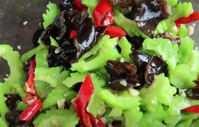 这才是凉拌苦瓜的正确做法,翠绿好吃不苦有诀窍,看一遍就学会休闲区蓝鸢梦想 - Www.slyday.coM 这才是凉拌苦瓜的正确做法,翠绿好吃不苦有诀窍,看一遍就学会休闲区蓝鸢梦想 - Www.slyday.coM