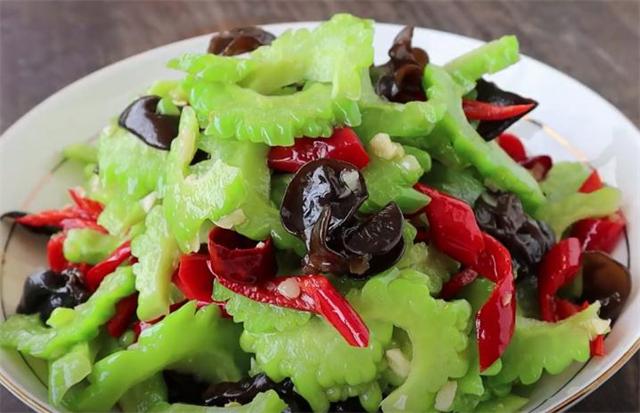 这才是凉拌苦瓜的正确做法,翠绿好吃不苦有诀窍,看一遍就学会休闲区蓝鸢梦想 - Www.slyday.coM 这才是凉拌苦瓜的正确做法,翠绿好吃不苦有诀窍,看一遍就学会休闲区蓝鸢梦想 - Www.slyday.coM