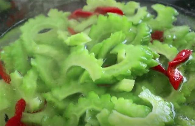 这才是凉拌苦瓜的正确做法,翠绿好吃不苦有诀窍,看一遍就学会休闲区蓝鸢梦想 - Www.slyday.coM 这才是凉拌苦瓜的正确做法,翠绿好吃不苦有诀窍,看一遍就学会休闲区蓝鸢梦想 - Www.slyday.coM