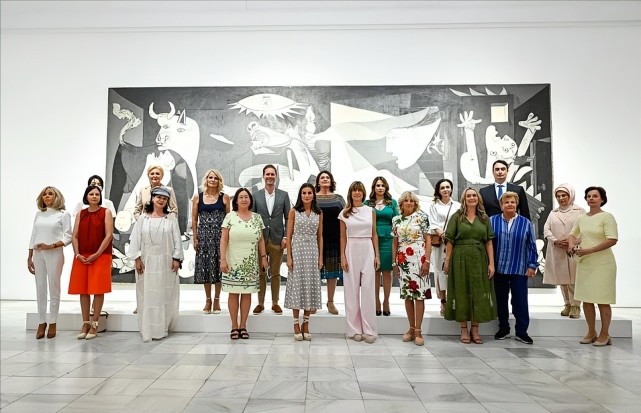 梅拉尼娅罕见正式亮相！穿米色套装依然美，完胜北约峰会的夫人们休闲区蓝鸢梦想 - Www.slyday.coM