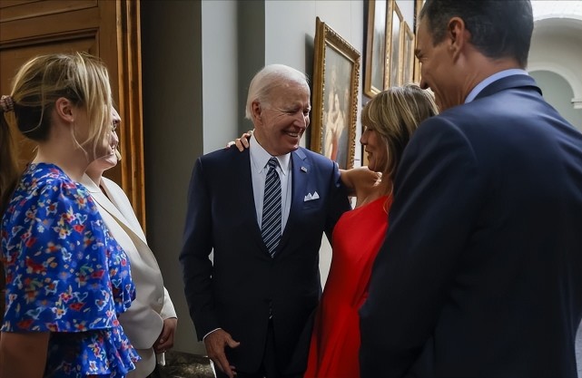 西班牙第一夫人成晚宴大赢家！穿中国红秀超模身材，还被拜登搂腰休闲区蓝鸢梦想 - Www.slyday.coM