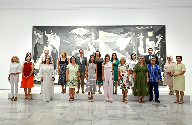 太太团合影布里吉特站最边上!晚宴穿蓝裙扳回一局,看背影像少女休闲区蓝鸢梦想 - Www.slyday.coM 太太团合影布里吉特站最边上!晚宴穿蓝裙扳回一局,看背影像少女休闲区蓝鸢梦想 - Www.slyday.coM