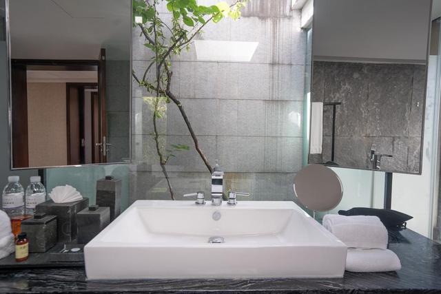 丽江铂尔曼的酒店太舒服了,泡浴缸、晒太阳,度假就应该这样休闲区蓝鸢梦想 - Www.slyday.coM 丽江铂尔曼的酒店太舒服了,泡浴缸、晒太阳,度假就应该这样休闲区蓝鸢梦想 - Www.slyday.coM