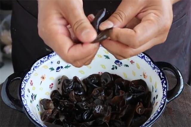 这才是凉拌苦瓜的正确做法,翠绿好吃不苦有诀窍,看一遍就学会休闲区蓝鸢梦想 - Www.slyday.coM 这才是凉拌苦瓜的正确做法,翠绿好吃不苦有诀窍,看一遍就学会休闲区蓝鸢梦想 - Www.slyday.coM