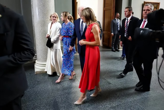 西班牙第一夫人成晚宴大赢家！穿中国红秀超模身材，还被拜登搂腰休闲区蓝鸢梦想 - Www.slyday.coM