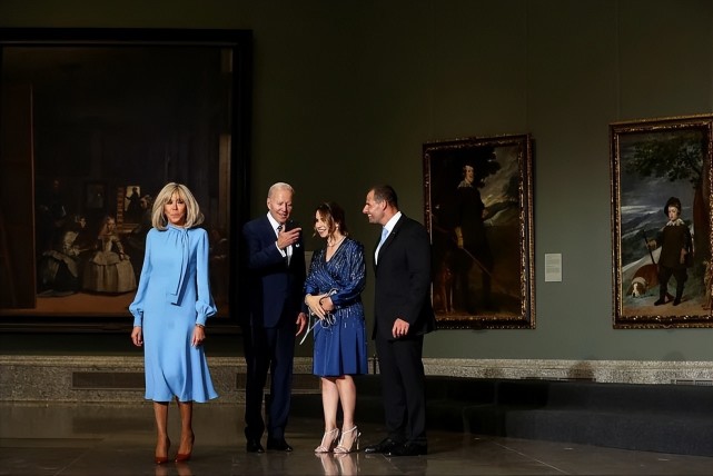 西班牙第一夫人成晚宴大赢家！穿中国红秀超模身材，还被拜登搂腰休闲区蓝鸢梦想 - Www.slyday.coM