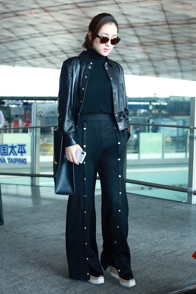 马苏的帅气感一般人模仿不来,一身黑色的造型好酷飒,走路都带风休闲区蓝鸢梦想 - Www.slyday.coM 马苏的帅气感一般人模仿不来,一身黑色的造型好酷飒,走路都带风休闲区蓝鸢梦想 - Www.slyday.coM