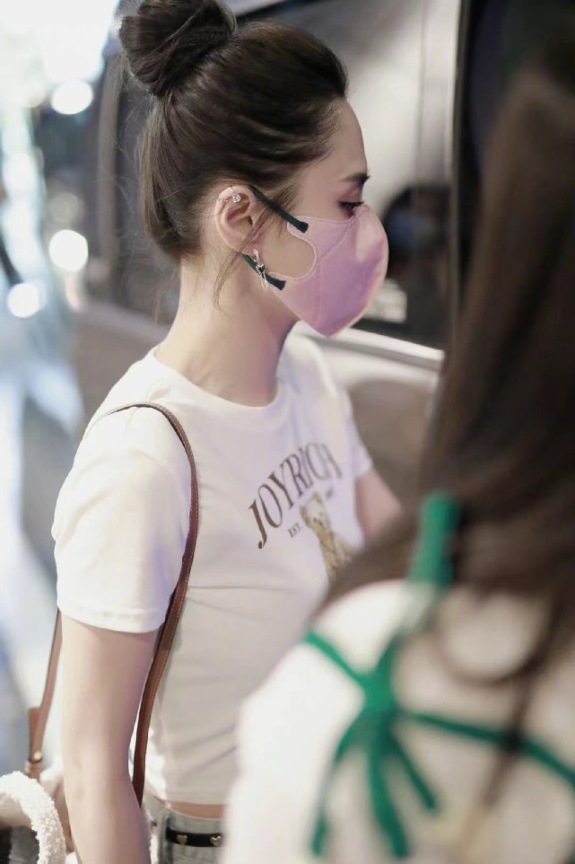 阿娇瘦了后连穿搭都更自信！直接换露脐装走机场，小蛮腰秀个不停休闲区蓝鸢梦想 - Www.slyday.coM