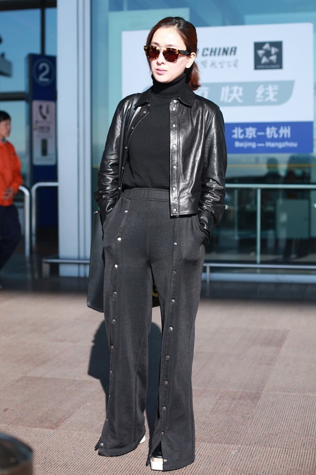 马苏的帅气感一般人模仿不来,一身黑色的造型好酷飒,走路都带风休闲区蓝鸢梦想 - Www.slyday.coM 马苏的帅气感一般人模仿不来,一身黑色的造型好酷飒,走路都带风休闲区蓝鸢梦想 - Www.slyday.coM