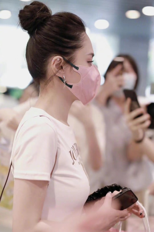 阿娇瘦了后连穿搭都更自信！直接换露脐装走机场，小蛮腰秀个不停休闲区蓝鸢梦想 - Www.slyday.coM