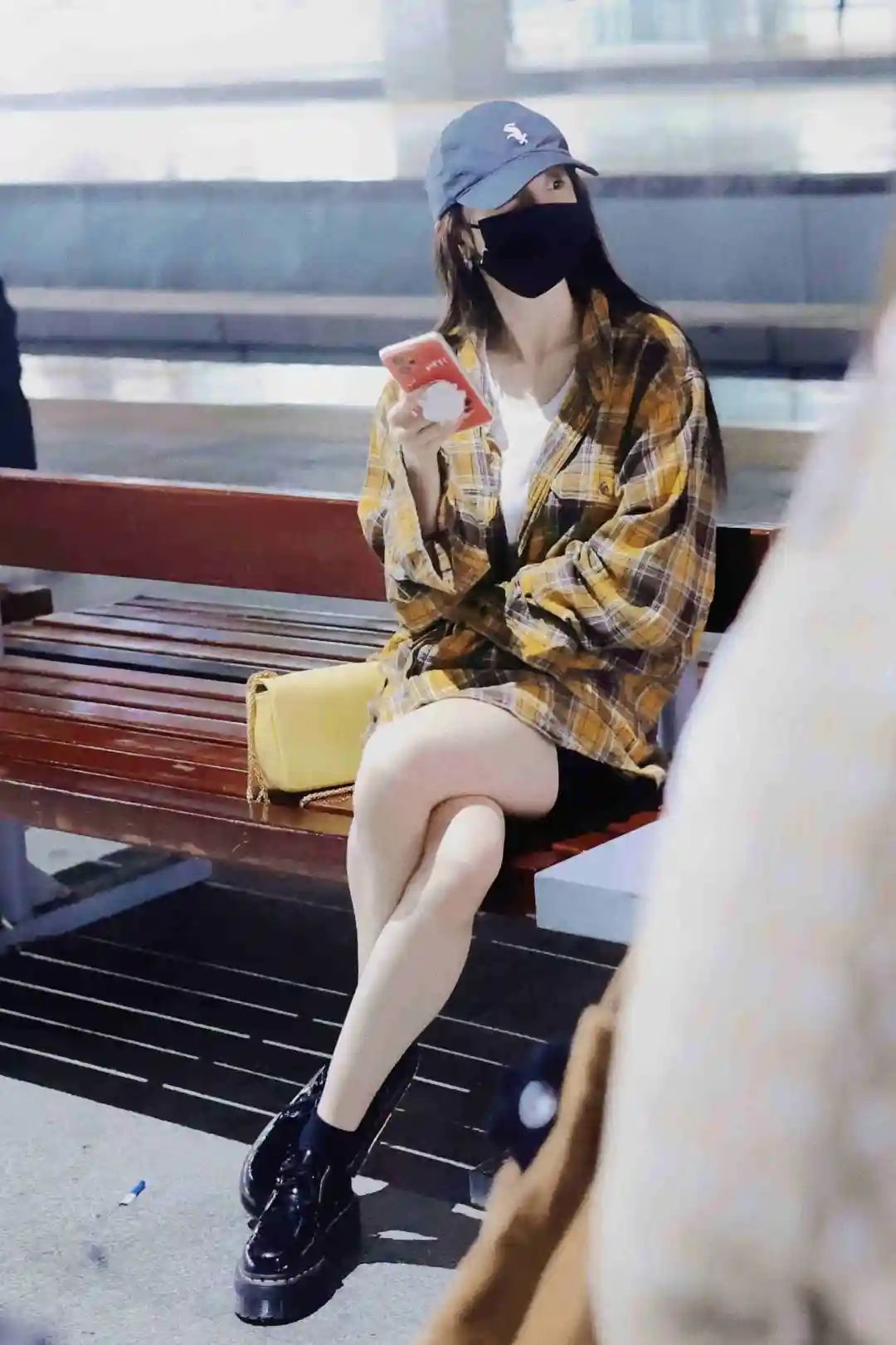 杨幂私服穿搭有多甜酷?白色背心搭配黑色短裤,给人心动的感觉休闲区蓝鸢梦想 - Www.slyday.coM 杨幂私服穿搭有多甜酷?白色背心搭配黑色短裤,给人心动的感觉休闲区蓝鸢梦想 - Www.slyday.coM