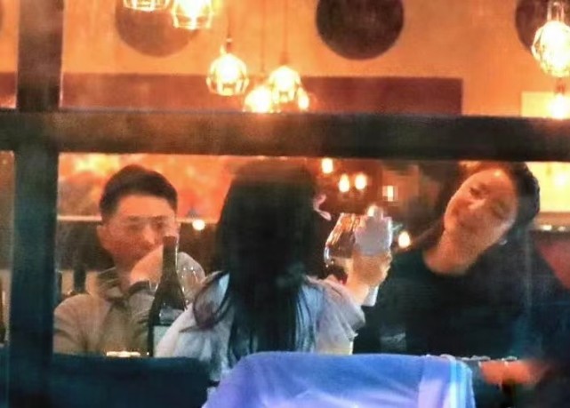 林心如骑车带女儿出门,安装了宝宝座椅太宠娃,小海豚是长腿少女休闲区蓝鸢梦想 - Www.slyday.coM 林心如骑车带女儿出门,安装了宝宝座椅太宠娃,小海豚是长腿少女休闲区蓝鸢梦想 - Www.slyday.coM