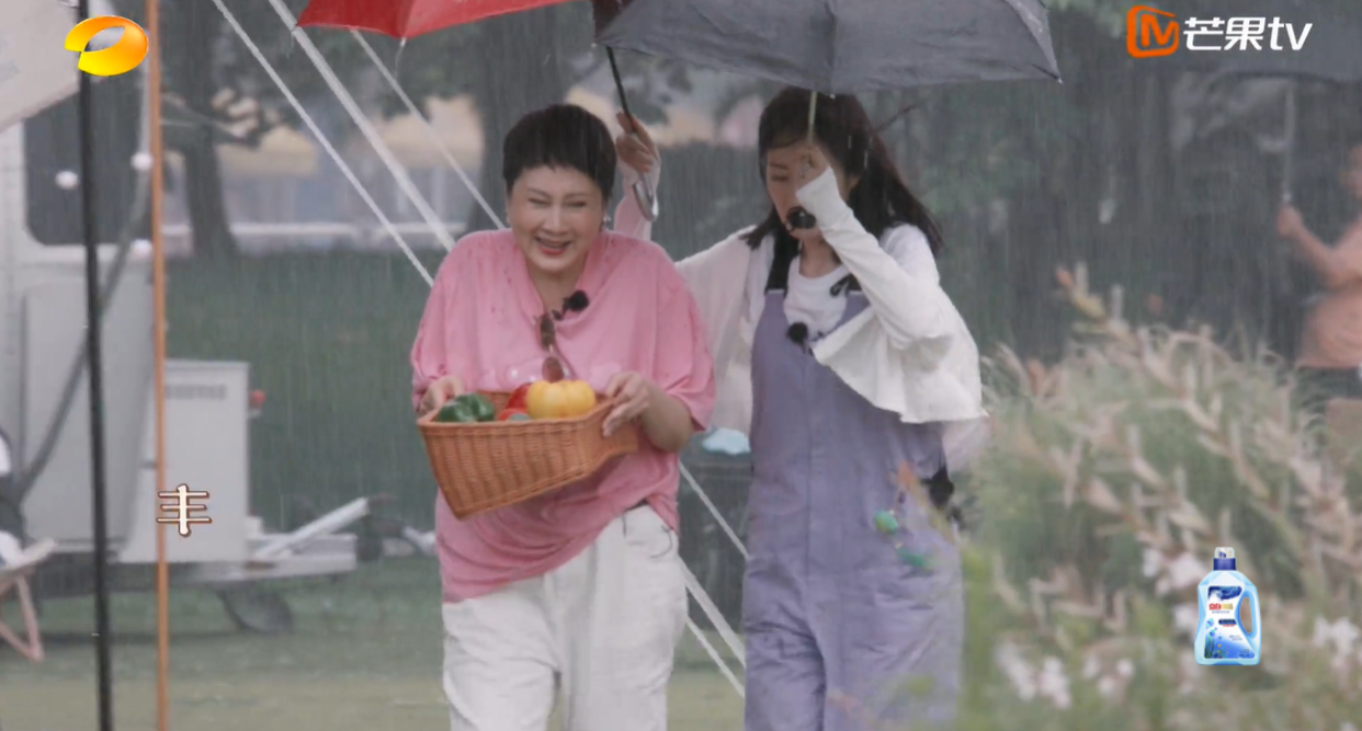 《花儿与少年4》成“露营劝退”季,杨幂生理期,还要淋雨?休闲区蓝鸢梦想 - Www.slyday.coM 《花儿与少年4》成“露营劝退”季,杨幂生理期,还要淋雨?休闲区蓝鸢梦想 - Www.slyday.coM