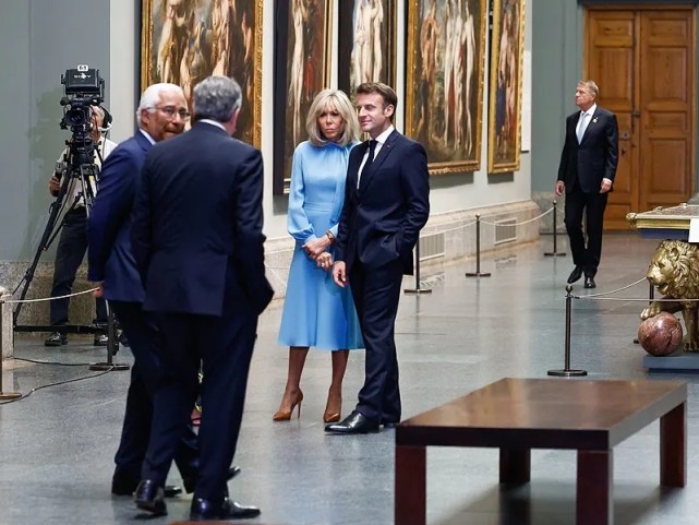 太太团合影布里吉特站最边上!晚宴穿蓝裙扳回一局,看背影像少女休闲区蓝鸢梦想 - Www.slyday.coM 太太团合影布里吉特站最边上!晚宴穿蓝裙扳回一局,看背影像少女休闲区蓝鸢梦想 - Www.slyday.coM