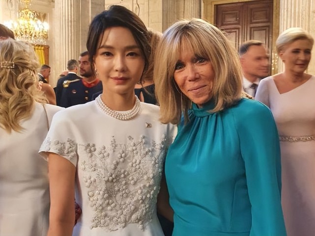 太太团合影布里吉特站最边上!晚宴穿蓝裙扳回一局,看背影像少女休闲区蓝鸢梦想 - Www.slyday.coM 太太团合影布里吉特站最边上!晚宴穿蓝裙扳回一局,看背影像少女休闲区蓝鸢梦想 - Www.slyday.coM