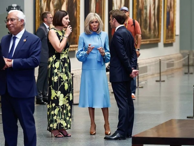 太太团合影布里吉特站最边上!晚宴穿蓝裙扳回一局,看背影像少女休闲区蓝鸢梦想 - Www.slyday.coM 太太团合影布里吉特站最边上!晚宴穿蓝裙扳回一局,看背影像少女休闲区蓝鸢梦想 - Www.slyday.coM