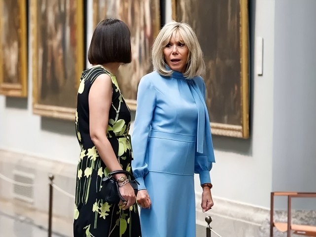 西班牙第一夫人成晚宴大赢家！穿中国红秀超模身材，还被拜登搂腰休闲区蓝鸢梦想 - Www.slyday.coM